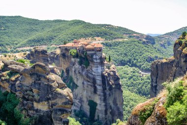 Meteora, Yunanistan. Meteora, Yunanistan. Dağların tepesine inşa edilmiş binaların, kiliselerin ve keşişlerin hücrelerinin manzarası.
