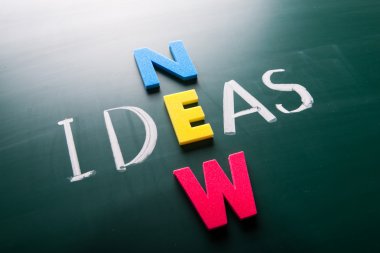 Yeni fikirler, kavramsal kelimelik yazı tahtası.
