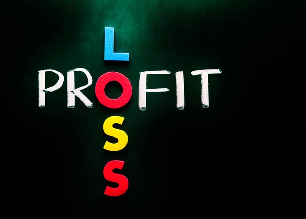 利益損失ビジネス コンセプトは、黒板上の単語 — ストック写真