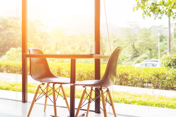 Gemütlicher Tisch und zwei Stühle neben dem Fenster — Stockfoto