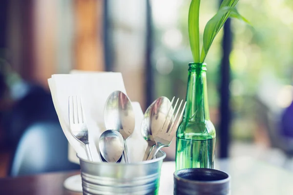 Tablewares en lata de acero sobre mesa de comedor —  Fotos de Stock