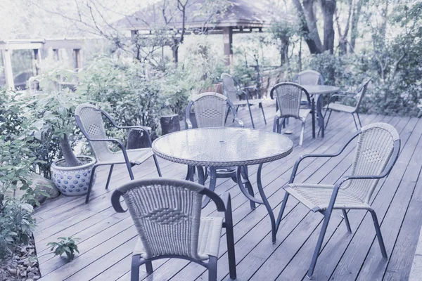 Tische und Stühle der Cafeteria im Garten — Stockfoto