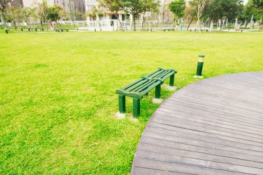 Bir kentsel Park ahşap banklar