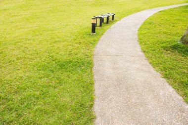 Çimenli zemin yol boyunca bankta