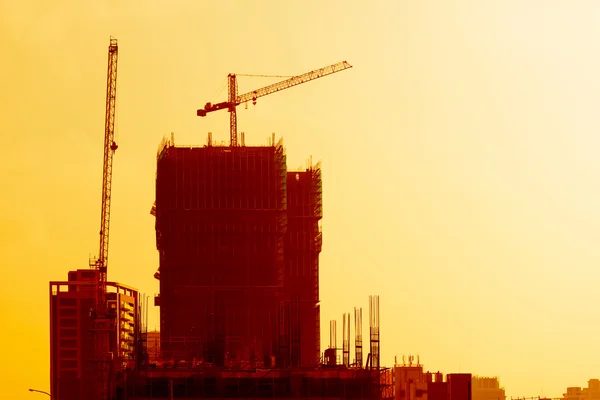 Endüstriyel inşaat alanında gün batımında — Stok fotoğraf