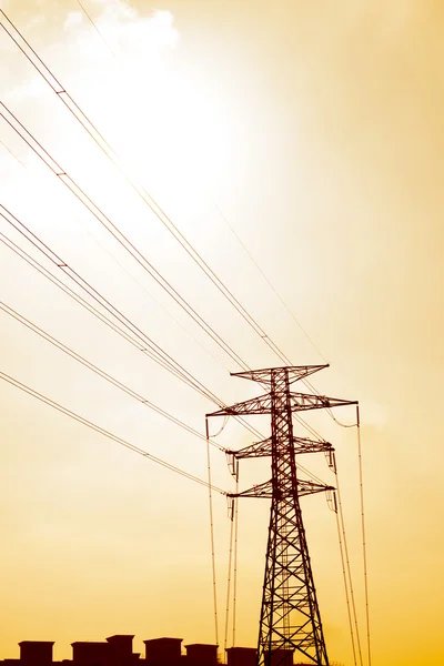 Steel lattice framework electricity pylon with high voltage dist — Stock Photo, Image