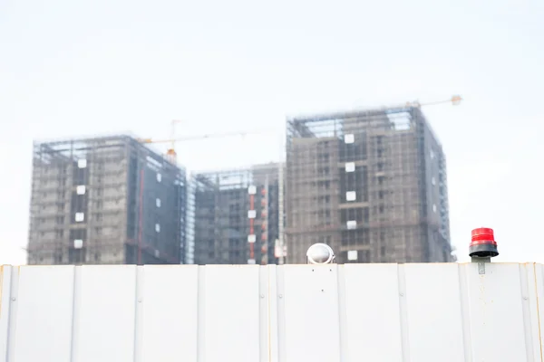 Edificios de gran altura detrás de la valla de construcción — Foto de Stock