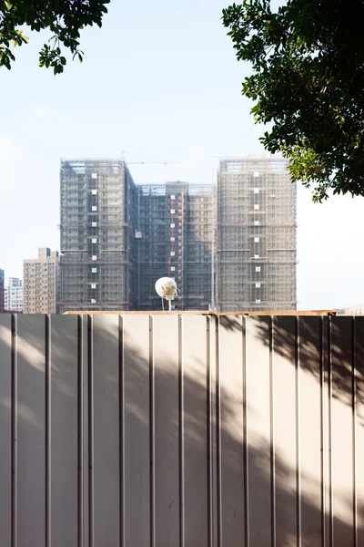 Edificio in costruzione dietro la barriera di sicurezza — Foto Stock