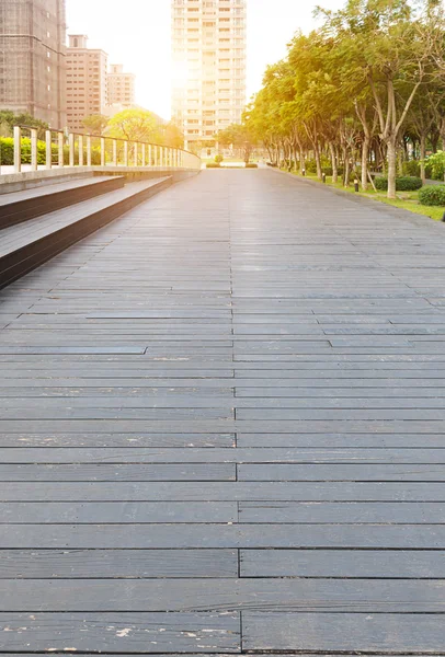 Walkway and bench steps in an urban park — Stock Photo, Image