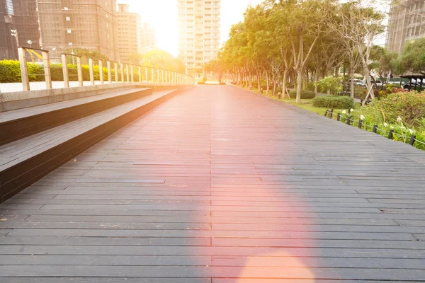 Walkway and bench steps in an urban park — Stock Photo, Image