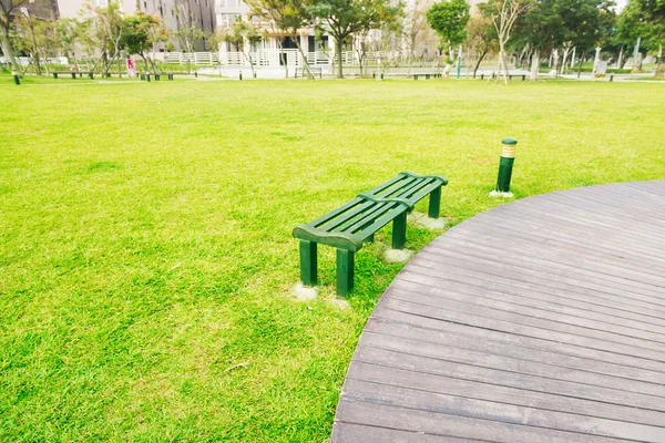 Wooden benches in an urban park — Stock Photo, Image