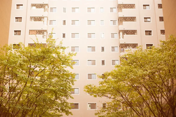 Mirando hacia arriba en edificio residencial de gran altura —  Fotos de Stock