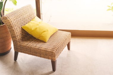 Tek wickerwork sandalye ve minderi