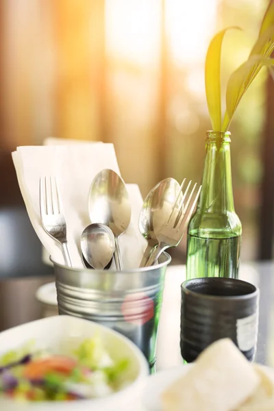 Tablewares em lata de aço na mesa — Fotografia de Stock