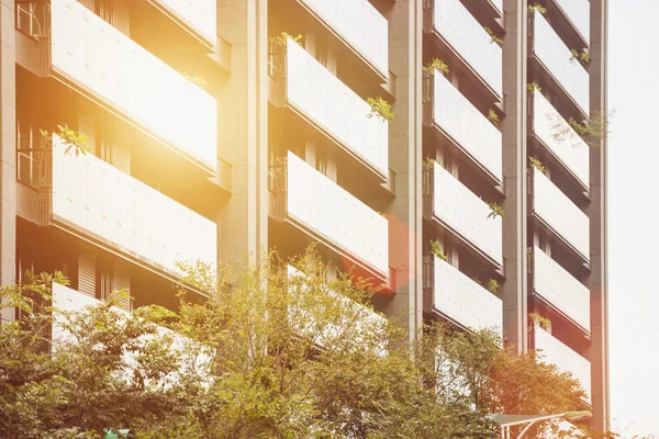 Edificio de oficinas con ventanas de vidrio —  Fotos de Stock