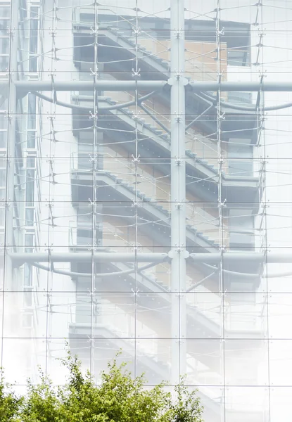 Bâtiment moderne de grande hauteur avec une façade en verre — Photo