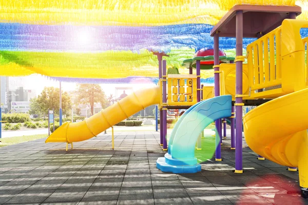Kleurrijke speeltuin in park — Stockfoto