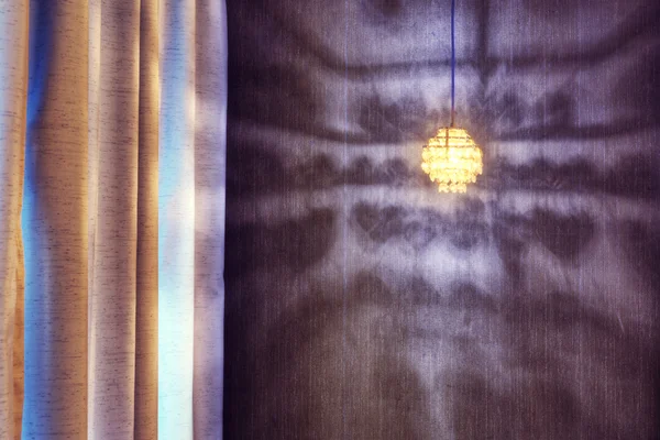 Тінь мистецького світла, що відбивається на стіні — стокове фото