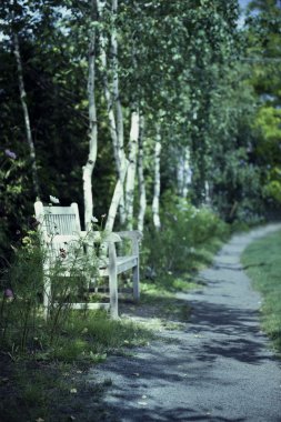 Patika ve bahçede tezgah üzerinde ek iş