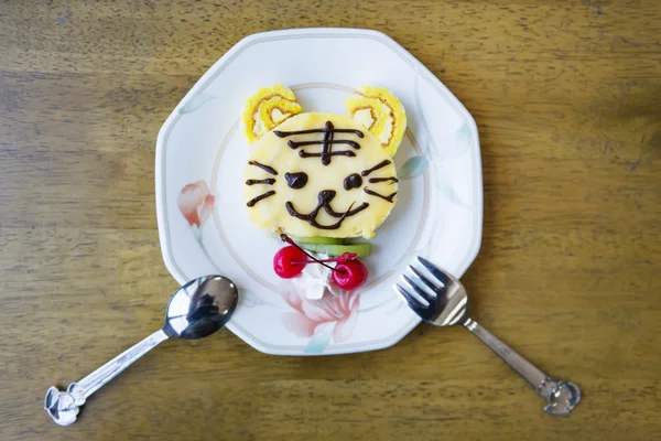 A cute tiger cartoon decorated cake. — Stock Photo, Image