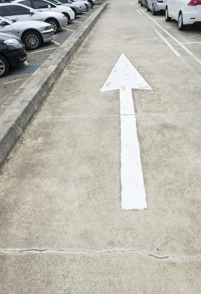 Route nationale en béton avec flèche blanche signe avec divers Privat Image En Vente