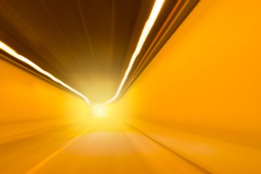 Parlak turuncu gizli bir tünelde ışık