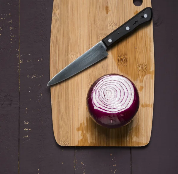 Cipolla rossa tagliata fresca per cucinare su tavola di legno . — Foto Stock