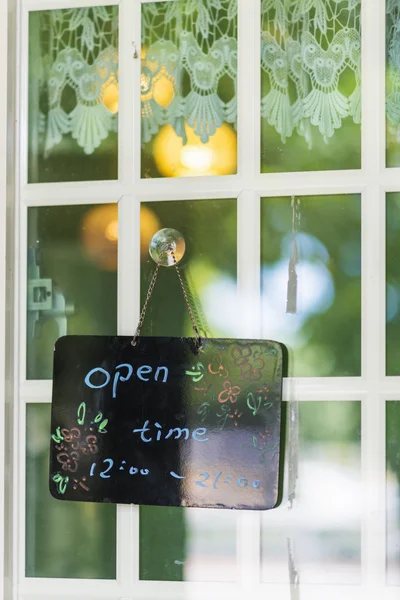 Obchodní hodiny znamení visí na dveřích restaurace. — Stock fotografie