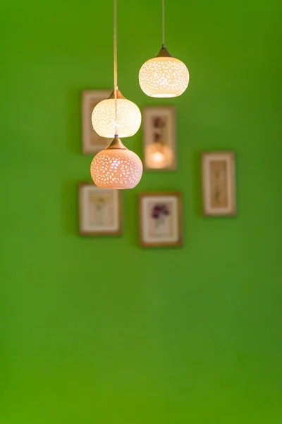 Pendurado luz e moldura de madeira da foto na parede — Fotografia de Stock