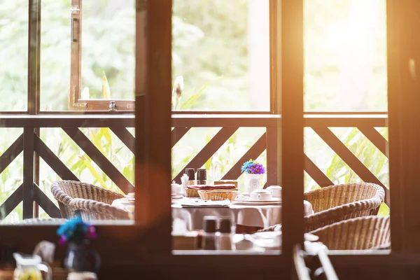 Tisch für das Abendessen in einem Restaurant oder Bistro mit Geschirr a — Stockfoto