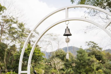 Küçük çan asılı beyaz demir kemer halat boyu