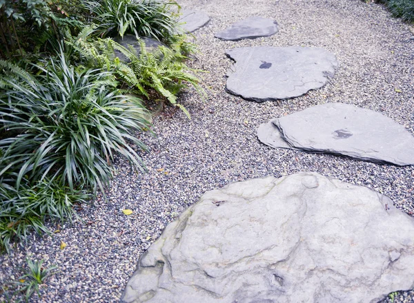 Escalones de piedra en el sendero del jardín —  Fotos de Stock