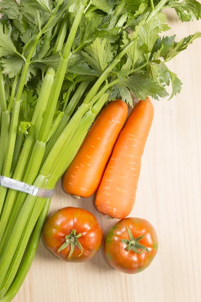 Sedano sano, carote e pomodori in tavola — Foto Stock