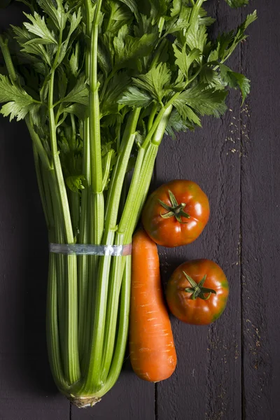 Aipo cru fresco, cenouras e tomates vegetais em madeira marrom — Fotografia de Stock