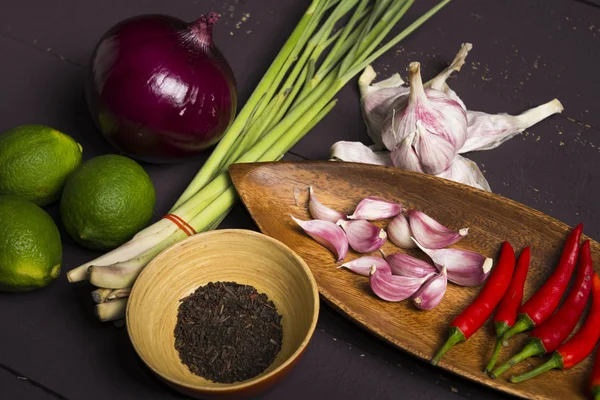 Frische Zutaten - Zitrone, Zwiebel, Knoblauch, Chili, Zitronengras und — Stockfoto