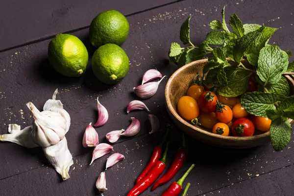 Świeże składniki - cytryna, czosnek, chili, pomidory i mięty do T — Zdjęcie stockowe