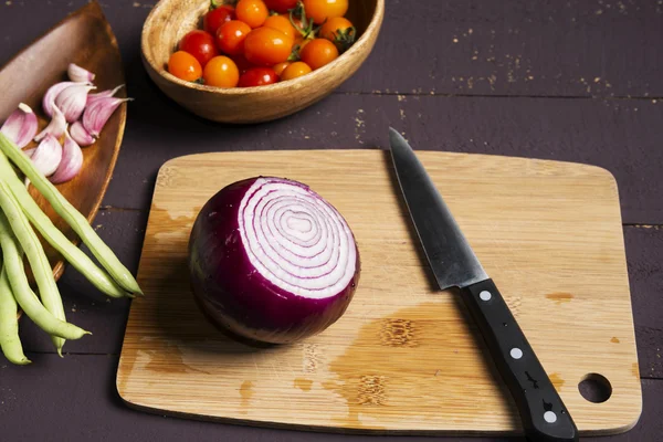 Verse ingrediënten-UI, cherry tomaten, garlics en bonen voor — Stockfoto