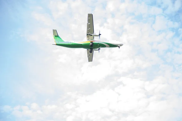 Twin motor sugárhajtású repülő fölött a kék ég, egy utazás, trans Stock Kép