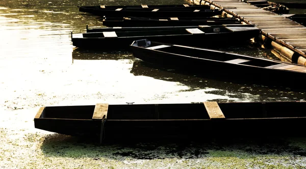 Flachboote auf dem Fluss, Ungarn — Stockfoto