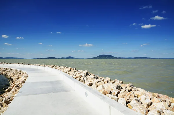 Molo nad jeziorem Balaton, (Balatonfenyves ) — Zdjęcie stockowe