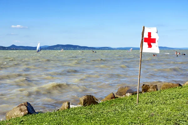 Bandera de rescate en el lago Balaton — Foto de Stock