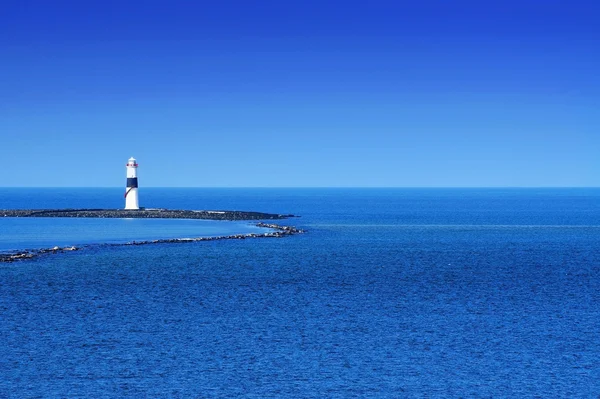 Vuurtoren op de Atlantische Oceaan, Ierland — Stockfoto