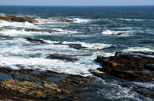 Costa rocciosa nell'Oceano Atlantico, Irlanda — Foto Stock