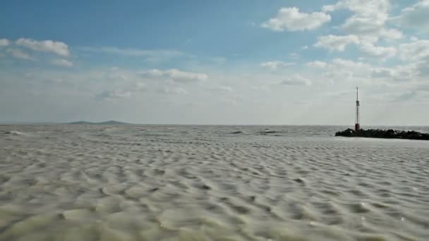 Tempesta di vento in inverno sul Lago Balaton, Ungheria — Video Stock