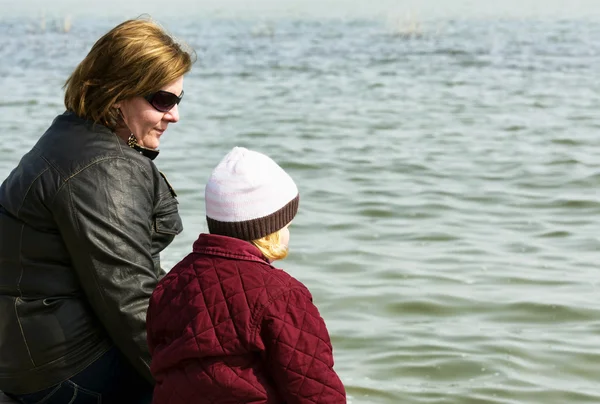 Mulher e sua filha no Lago Balaton, Hungria — Fotografia de Stock