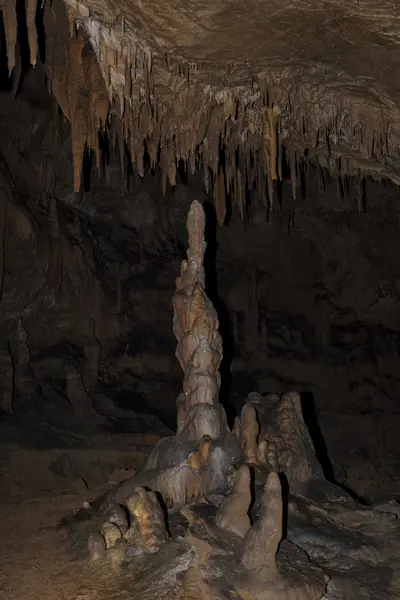 Detalj av stalaktiter och stalagmiter i Aggtelek grotta, Ungern — Stockfoto