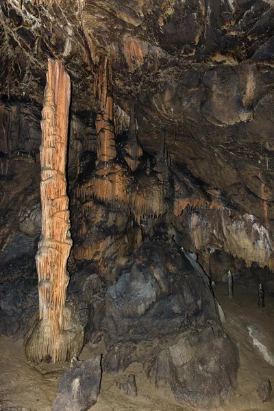 Detalj av stalaktiter och stalagmiter i Aggtelek grotta, Ungern — Stockfoto