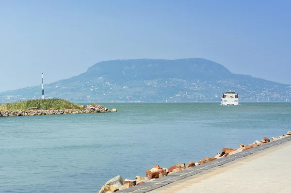 Vista Badacsony desde Fonyod en el lago Balaton Fotos de stock libres de derechos