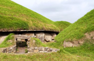 Newgrange megalitik geçit mezar m.ö. 3200 yılında, County Meath, Ireland