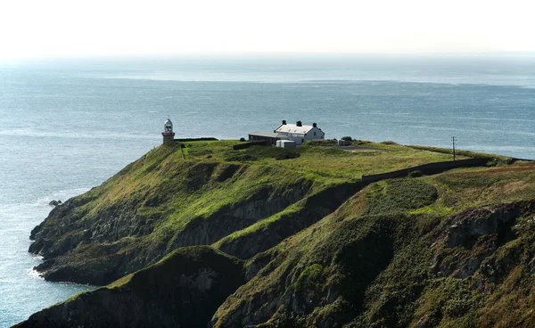 Klippen in Howth und Leuchtturm, Irland lizenzfreie Stockfotos